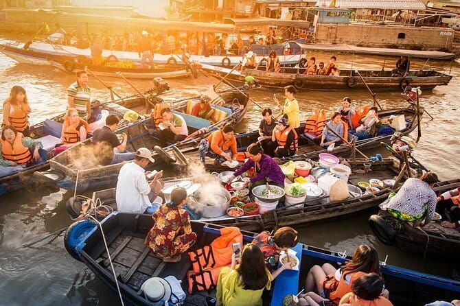 3 Days Mekong Delta Luxury Group Tour from Ho Chi Minh City - Cai Rang Floating Market in the morning: the boat scene you came for