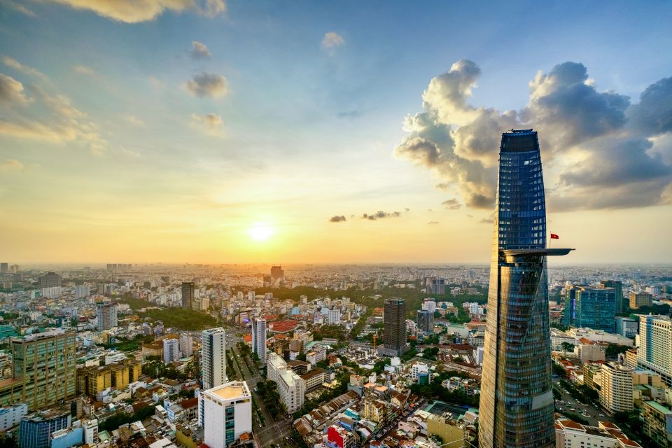 Bitexco Financial Tower: Saigon Sky Deck - Fast Track Ticket - Using binoculars and interactive maps like a local-proof photo nerd