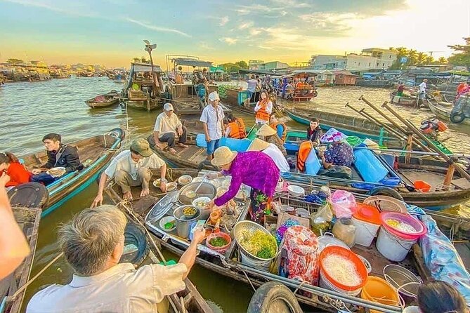 Full-Day in Mekong Delta Floating Market and Local Private Tour - Can Tho Market: arriving for Cai Rang on the water
