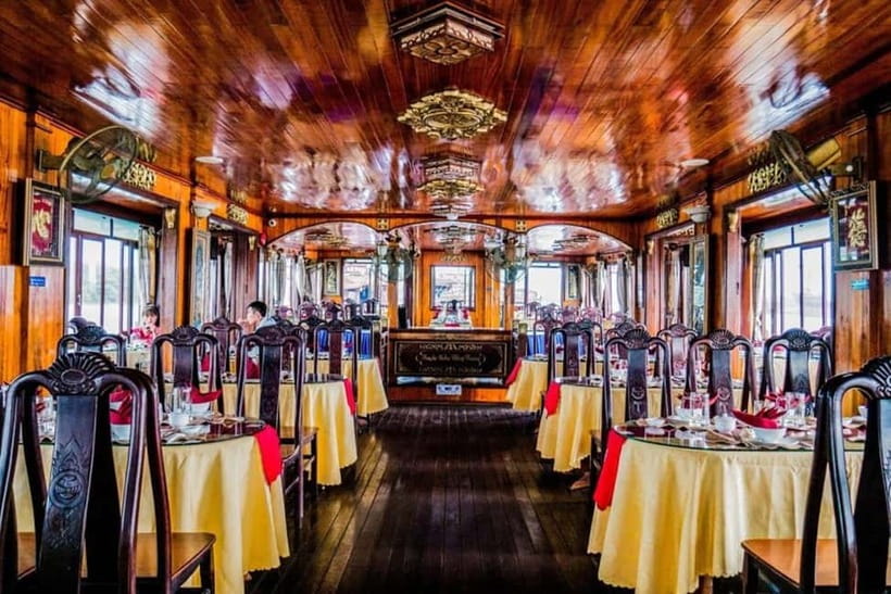HCM: Night Experience Dinner Cruise on Saigon River - Night views from the water: what you’ll notice along the Saigon River