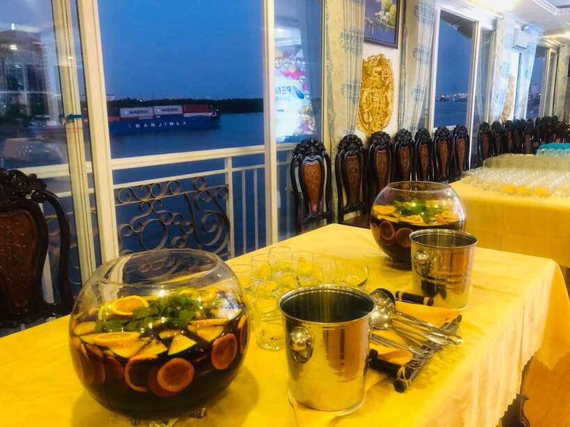 HCM: Saigon River Dinner Cruise - Guides and service: why the handoffs matter