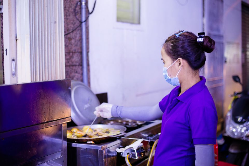 Ho Chi Minh City: Private Street Food Motorbike Tour - The grilled banana cake stop: Bánh Tráng Nướng