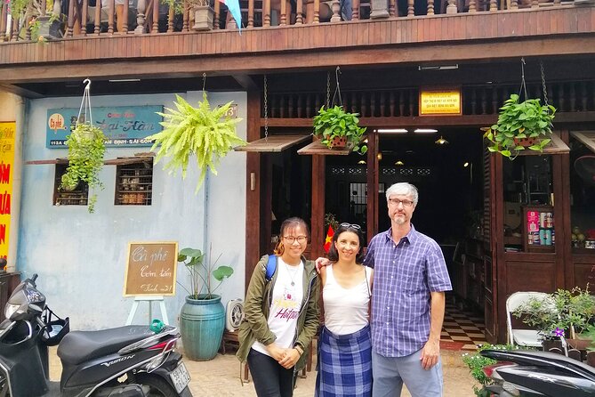Ho Chi Minh City private walking tours with young local volunteers - District 1: Independence Palace and the classic landmark chain