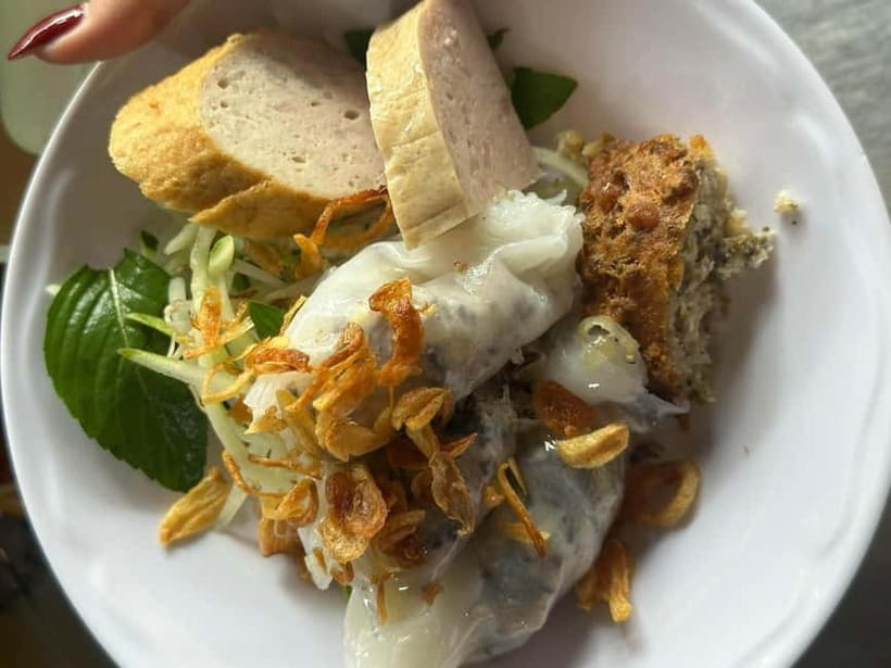 Ho Chi Minh City: Super Niche Walking Street Food Tour - Street-food etiquette: what to eat before, what to wear, and what to bring