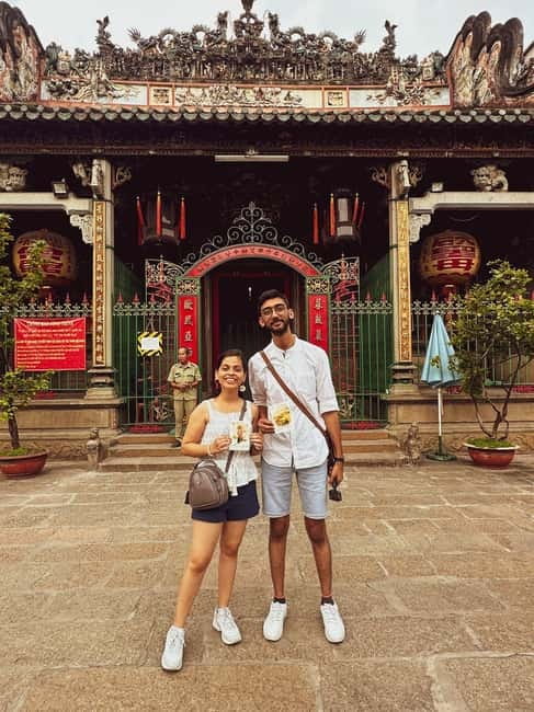 Ho Chi Minh City Tour with Colonial Heritage and Chinatown - Notre Dame Cathedral Outside and the Central Post Office: Perfect Short Stops