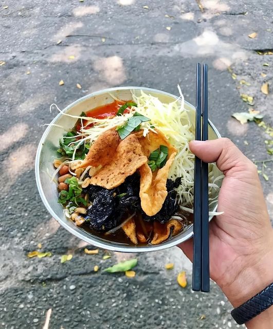 Ho Chi Minh: Original Walking Street Food Tour with Foodies - Safety and street-crossing: what the best guides do