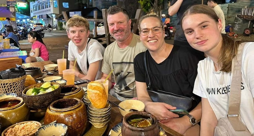 Ho Chi Minh: Street Food & Sightseeing Tour with Local Guide - The big flower market stop and its snack twist