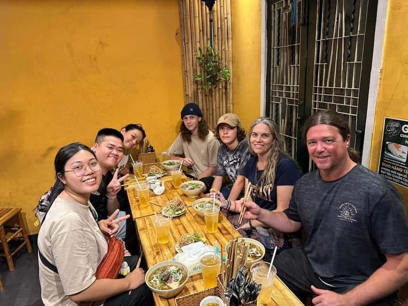 Ho Chi Minh: Street Food & Sightseeing Tour with Local Guide - Nguyen Thien Thuat Apartment Park: a quieter side of Saigon