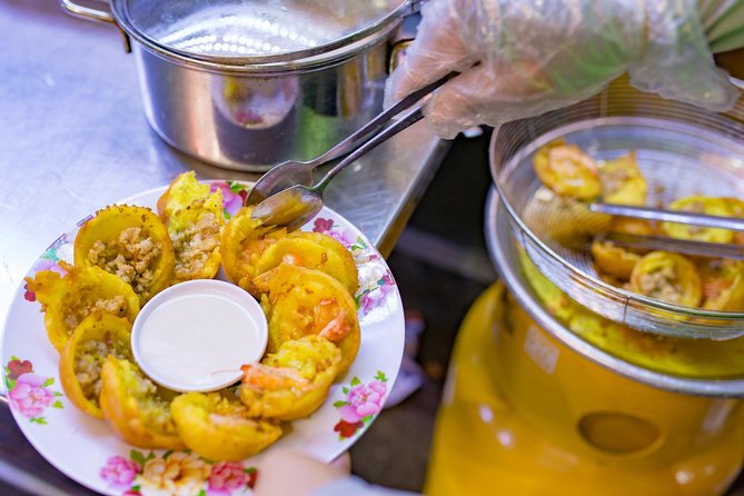 Private Street Food Evening Walking Tour in Ho Chi Minh City - Stop 1: Street Food Man and the rice pancake start (Banh Xeo and Banh Khot)
