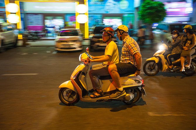 Saigon Night Street Food and City Tour on Scooter - Stop 5: Vietnamese desserts to seal the deal