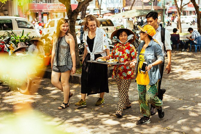 The 10 Tastings of Ho Chi Minh City With Locals: Private Street Food Tour - Independence Palace area sugar cane juice and Turtle Lake cooling break