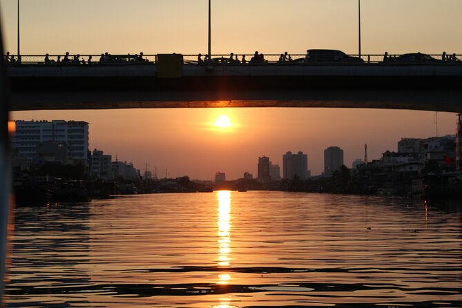 VIP Tour in Saigon: Romantic Sunset Cocktail by SpeedBoat - The included cocktail or mocktail stop (and what it really means)
