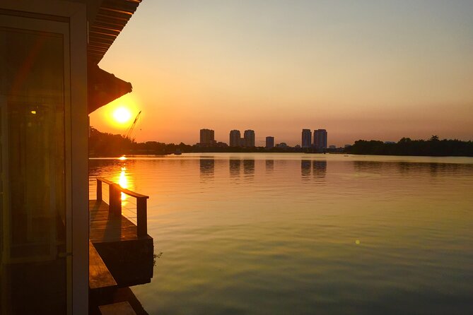 VIP Tour in Saigon: Romantic Sunset Cocktail by SpeedBoat - Comfort, timing, and what to pack for Saigon at night